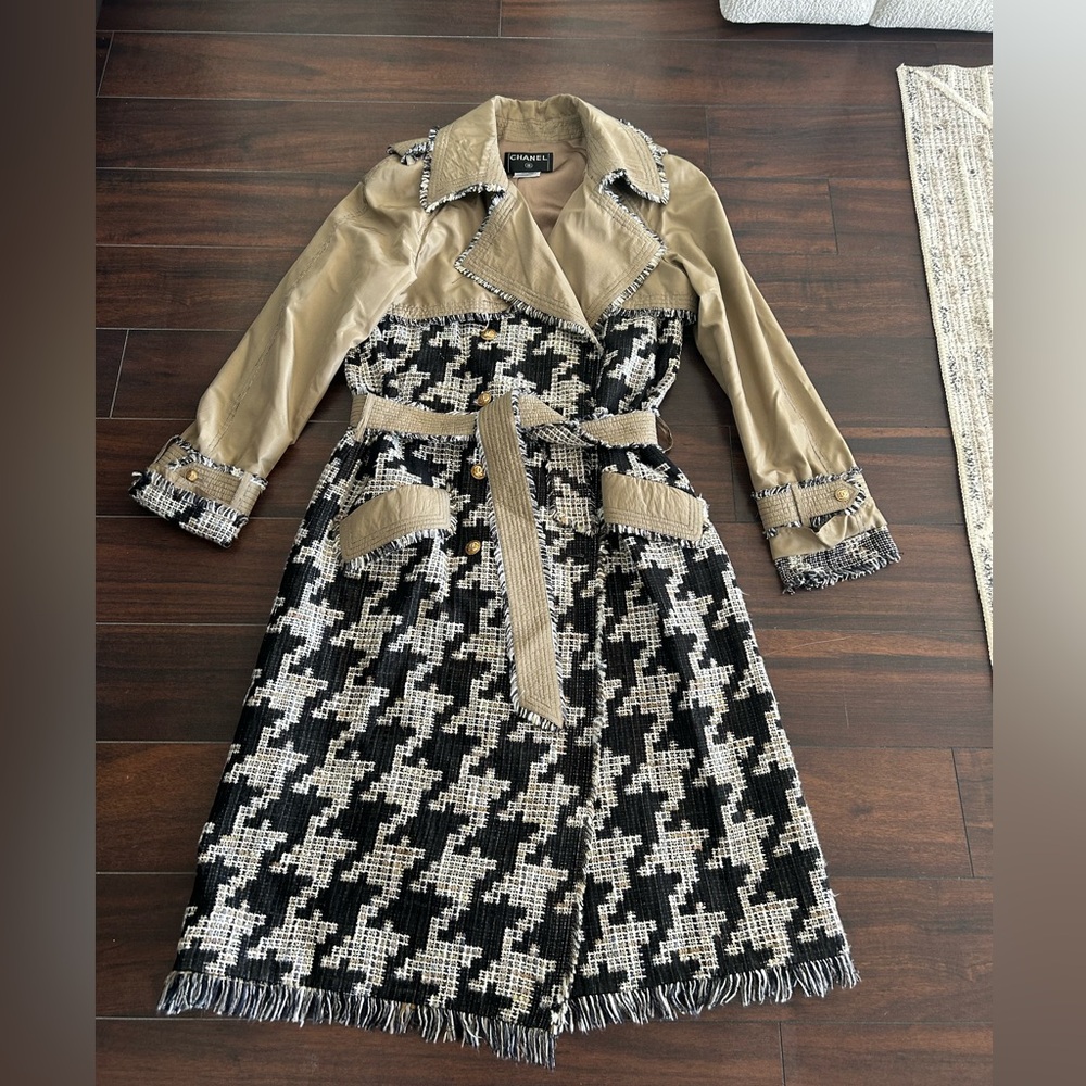 CHANEL Tan and Black Houndstooth Coat